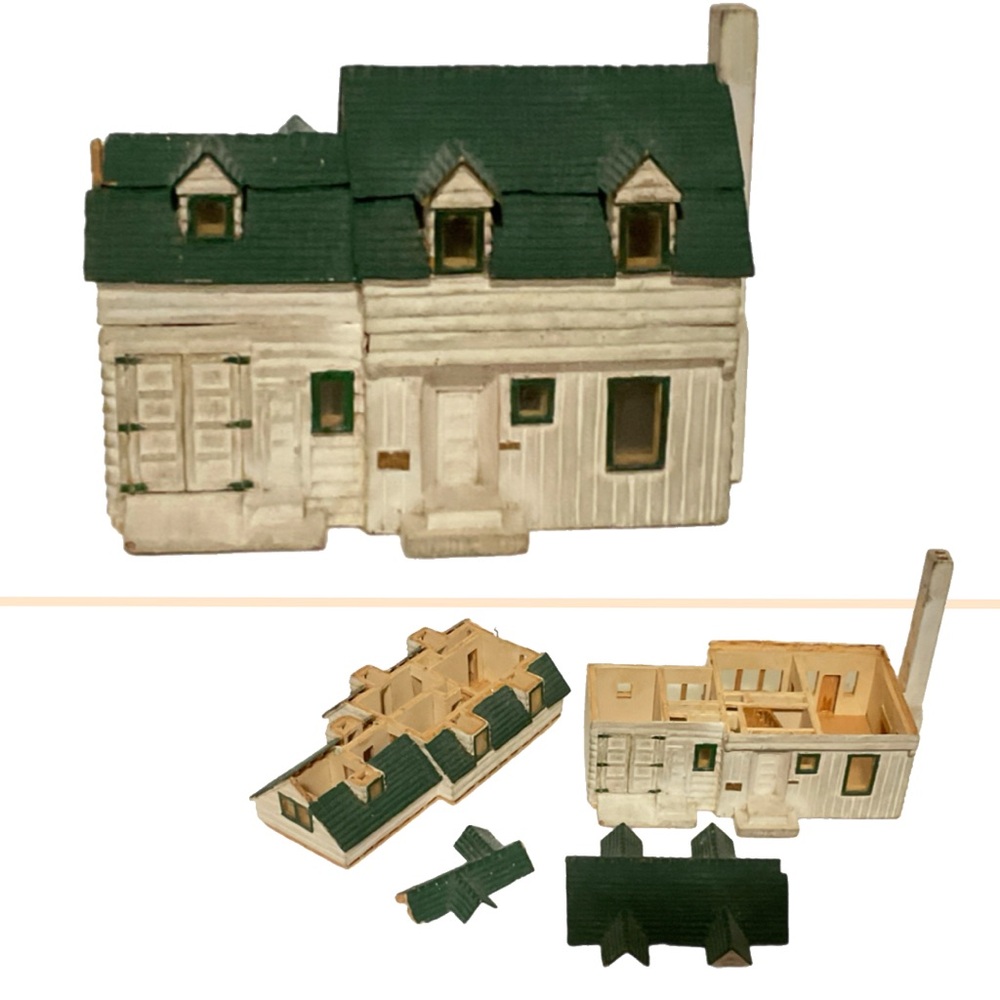 Miniature House - Painted Wood Clapboard 2 Story - Amazing Detail - Picture 2 of 12